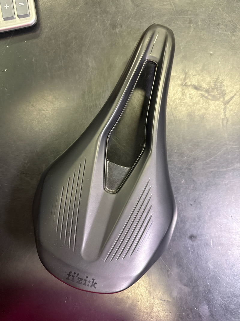 Load image into Gallery viewer, Used Fi'zi:k Vento Argo R3 Short Nose Carbon Rail Cycling Saddle 75 x 140mm

