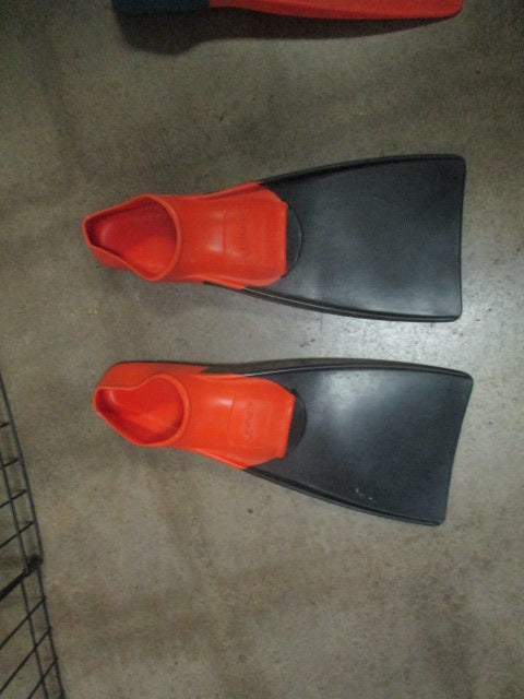 Load image into Gallery viewer, Used FINIS US 3-5 Swim Fins
