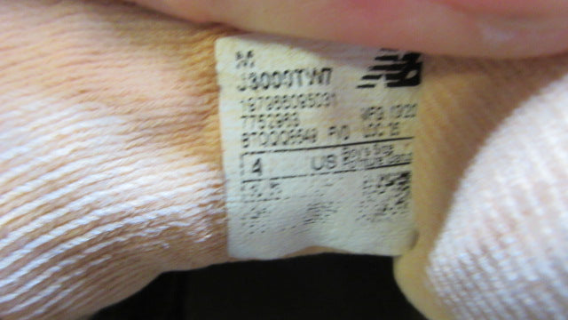 Load image into Gallery viewer, Used New Balance Fresh Foam 3000 V7 Baseball Shoes - Size 4
