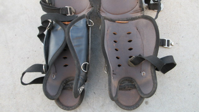 Load image into Gallery viewer, Used Diamond Catchers Shin Guards - Size 12
