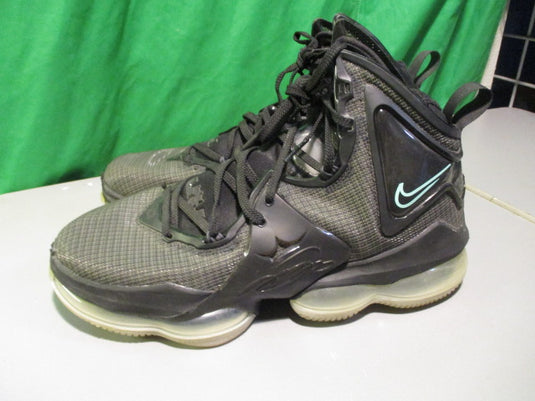Used Nike Lebron 19 (GS) Size 9.5 Basketball Shoes