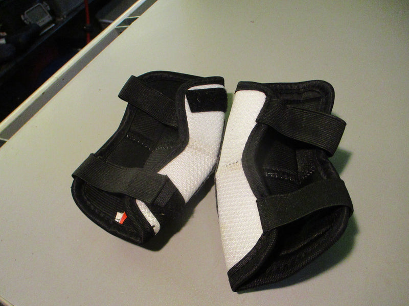 Load image into Gallery viewer, Used CCM LTP Youth Medium Hockey Elbow Guards
