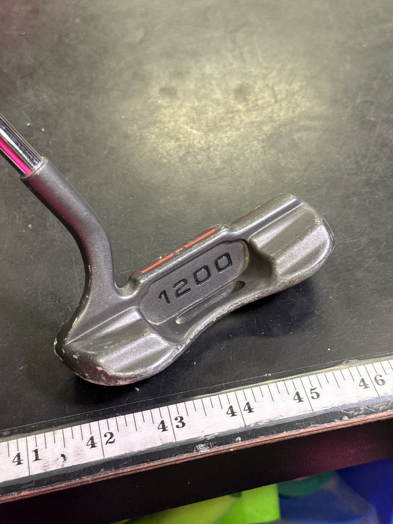 Load image into Gallery viewer, Used Wilson 1200 7x Double Milled Right Hand Putter 31.5"
