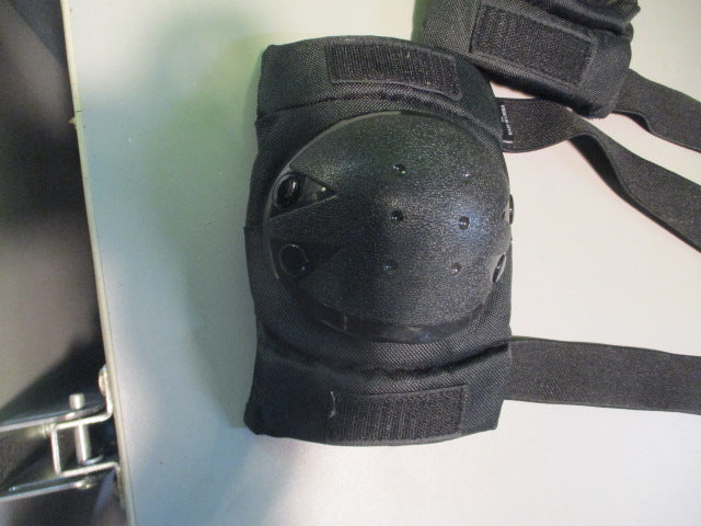 Load image into Gallery viewer, Used Skate Knee Pads Size Medium
