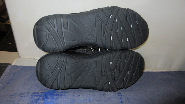 Load image into Gallery viewer, Used All In Motion Water Shoes Size 6
