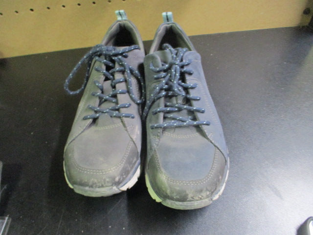 Load image into Gallery viewer, Used Women&#39;s Clarks Waterproof Hiking Shoes Size 6
