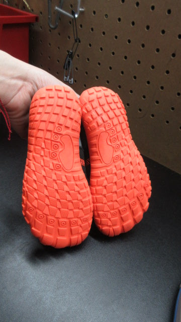 Load image into Gallery viewer, Used Ubfen Water Shoes - Youth Size 10.5 - Grey

