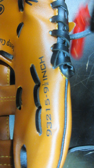 Load image into Gallery viewer, Used MacGregor M100 9.5" T Ball Glove RHT
