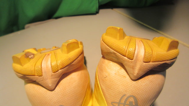 Load image into Gallery viewer, Used Nike Youth Huarache 4Y Football Cleats
