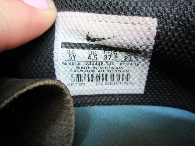 Load image into Gallery viewer, Used Nike Bravata Soccer Cleats - Size Youth 5
