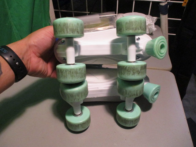 Load image into Gallery viewer, Used Roller Derby Fire Star Size Girls 2 Roller Skates
