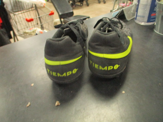 Load image into Gallery viewer, Used Nike Tempo Soccer Cleat Size 5Y

