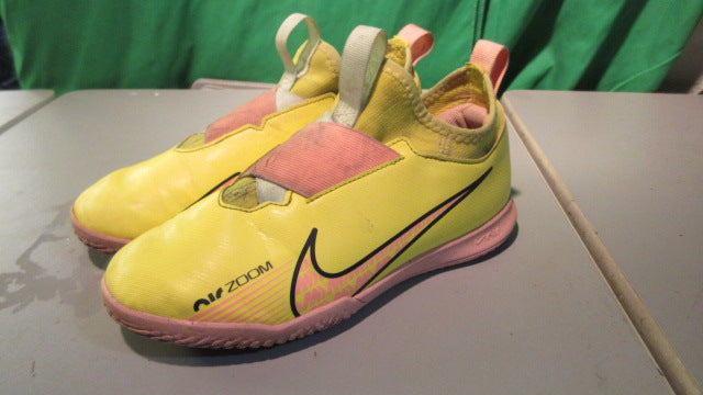 Load image into Gallery viewer, Used Nike Zoom Mercurial Vapor 15 Academy Youth 4 Turf Soccer Cleats
