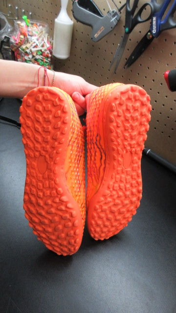 Load image into Gallery viewer, Used Lightweight Indoor Soccer Shoes - Size 11
