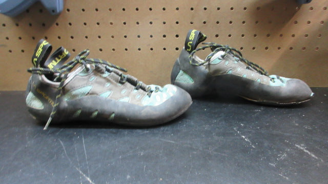 Load image into Gallery viewer, Used La Sportiva Women's Tarantulace Climbing Shoes - Size 7.5
