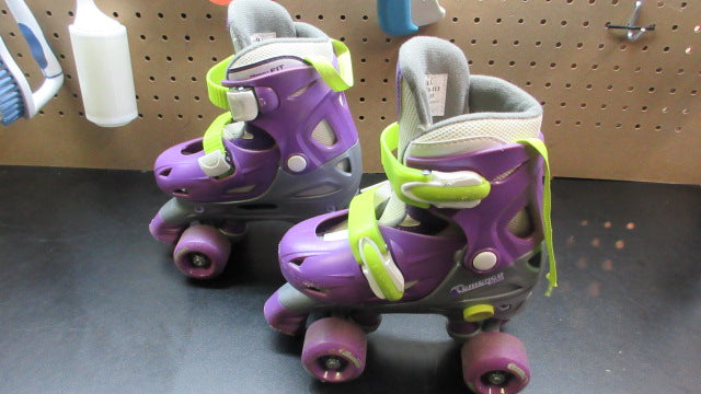 Load image into Gallery viewer, Used Chicago Kids Adjustable Quad Roller Skates - Size Small
