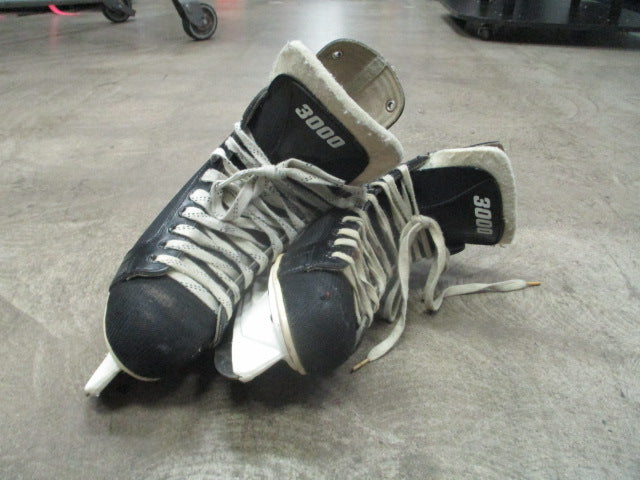 Load image into Gallery viewer, Used CCM 3000 Hockey Skates Size 8  (Crack On Left Skate)
