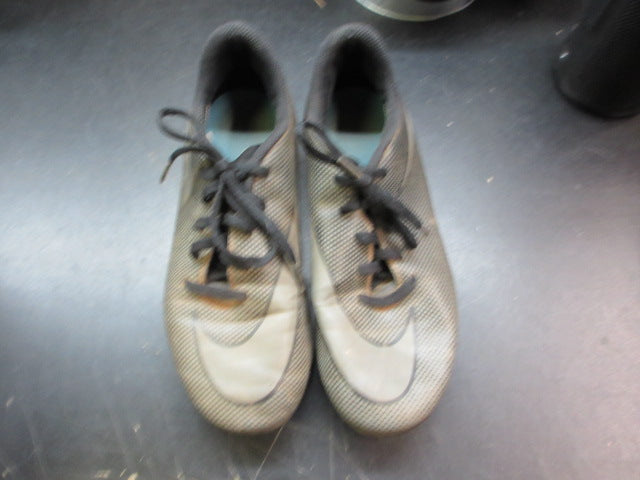 Load image into Gallery viewer, Used Nike Bravata Soccer Cleats - Size Youth 5
