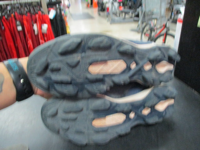 Load image into Gallery viewer, Used Mizunio Wave Size 2 Cleats
