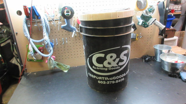 Load image into Gallery viewer, Used Rawlings C &amp; S 6 Gallon Ball Bucket w/ Padded Lid

