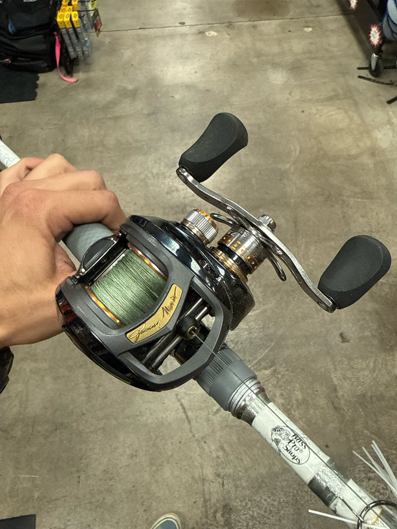 Load image into Gallery viewer, Used Bass Pro Shop Johnny Morris Signature Series Carbonlite Baitcaster Combo
