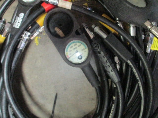 Load image into Gallery viewer, Used Bulk Replacement BCD and Regulator Hoses(AS IS See Pictures)

