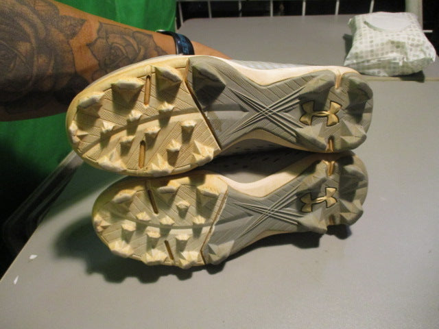 Load image into Gallery viewer, Used Under Armour Leadoff Size Youth 3 Cleats
