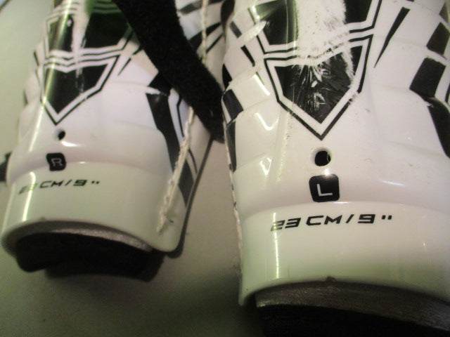 Load image into Gallery viewer, Used CCM LTP Youth 9&quot; Hockey Shin Guards
