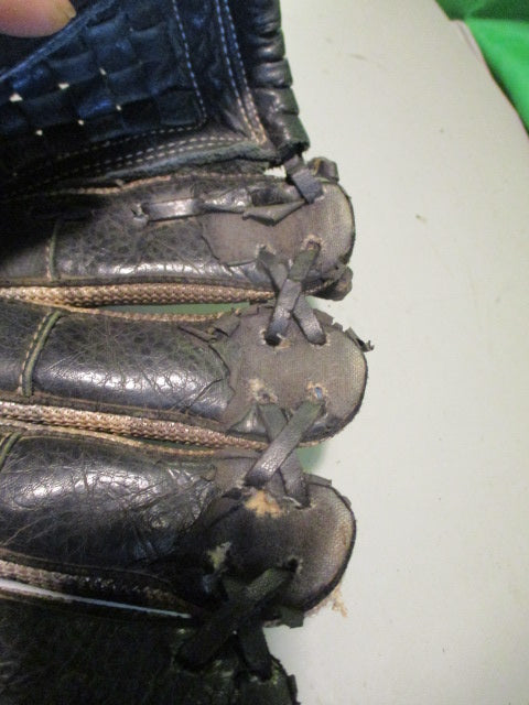 Load image into Gallery viewer, Used Louisville Slugger Genesis 1884 Series 10.5&quot; Glove - RHT - Has Wear
