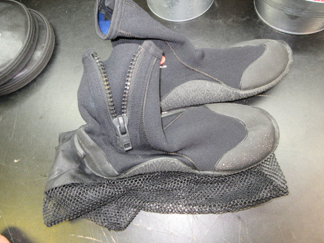 Load image into Gallery viewer, Used Pinnacle Size 6  DIVE BOOTS W/ Carry Bag
