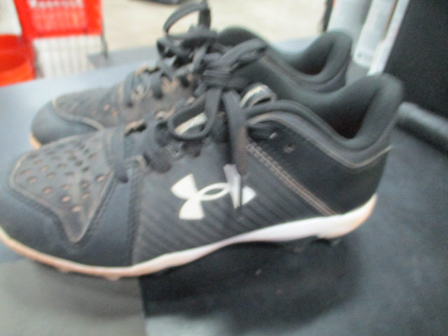 Load image into Gallery viewer, Used Under Armour Leadoff Size 1.5 Cleats
