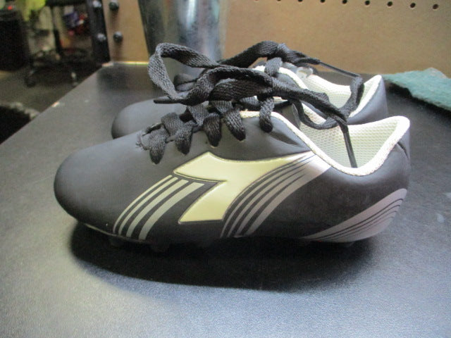Load image into Gallery viewer, Diadora Soccer Cleats Youth Size 9.5
