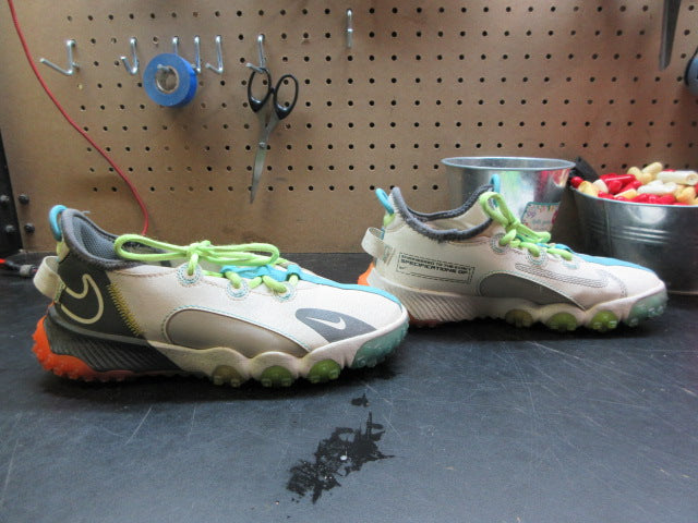 Load image into Gallery viewer, Used Nike Future Field Cleats - Size Youth 3.5
