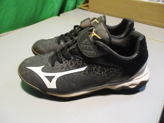 Used Mizuno Size 4 Cleats