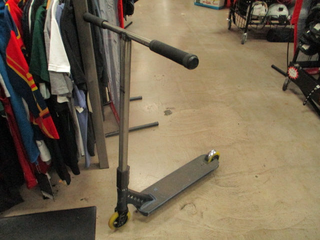 Load image into Gallery viewer, Used Lucky LS EVO Scooter
