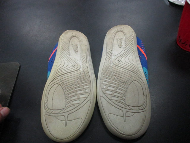 Load image into Gallery viewer, Used Speedo Size Medium 7/8 Water Shoes
