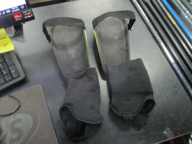 Load image into Gallery viewer, Used Umbro Adult Soccer Shin Guards With Ankle Supports
