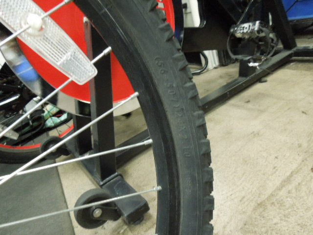 Load image into Gallery viewer, Used Nishiki Pueblo 24'' 21 Speed Youth Mountain Bike
