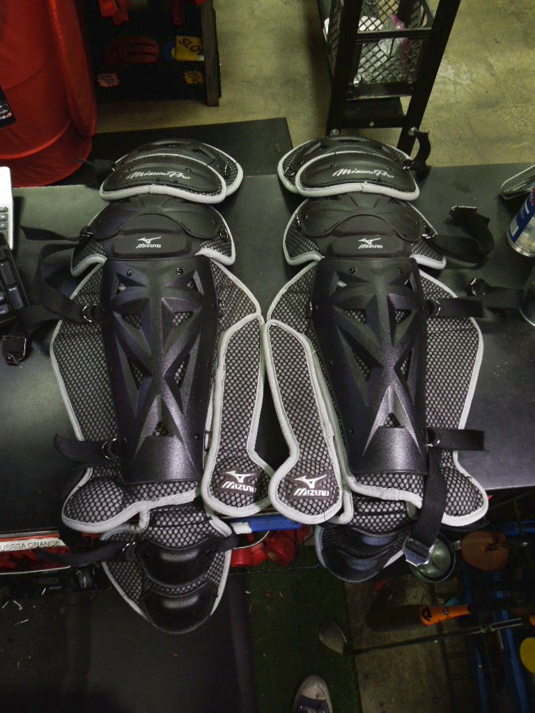 Load image into Gallery viewer, Used Mizuno Pro Samurai Catchers Shin Guards Size 16.5"
