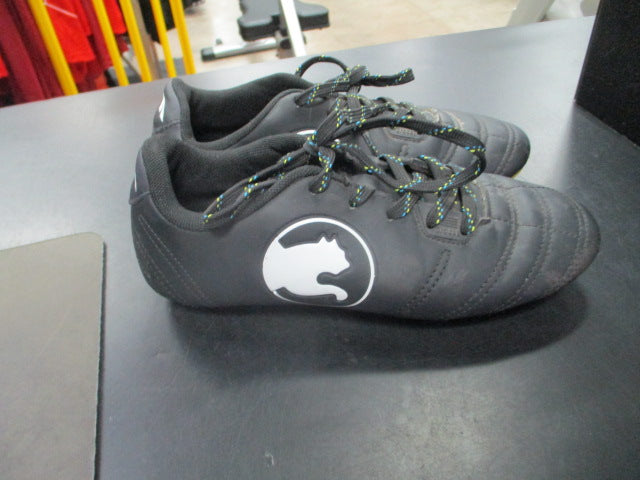 Load image into Gallery viewer, Used puma Size 3 soccer shoes
