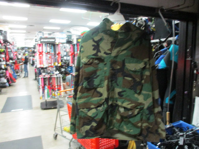 Load image into Gallery viewer, Used Camo Jacket Size Large
