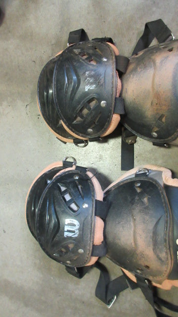 Load image into Gallery viewer, Used Wilson C1K Shin Guards Size Adult
