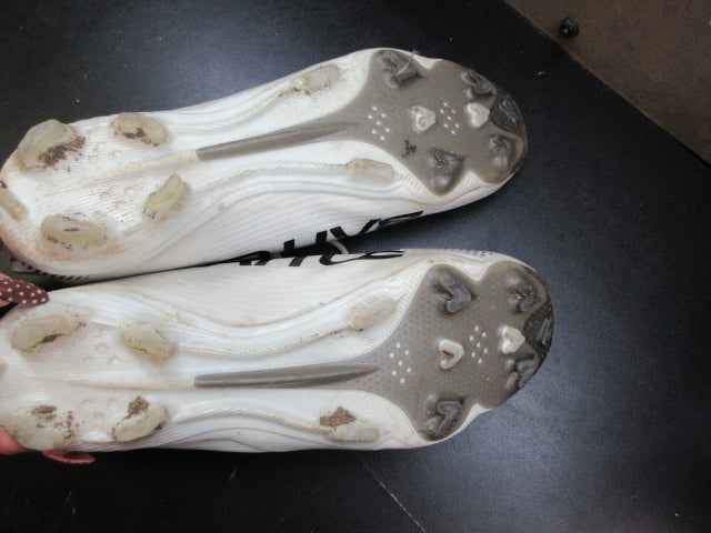 Load image into Gallery viewer, Used Battle Astrofly Football Cleats - Size 10.5
