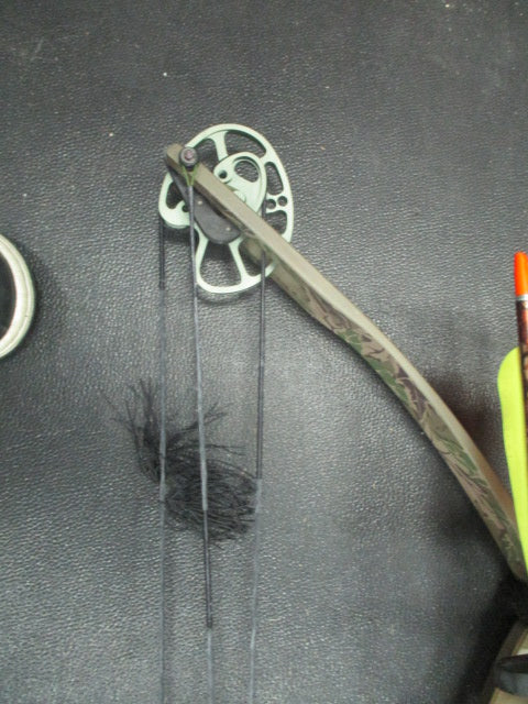 Used Martin Cougar 2000 42" Archery Bow W/ Arrows