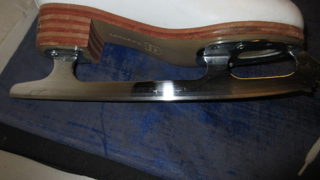 Load image into Gallery viewer, Used Jackson Elle Ice Skates Adult Size 8B - small wear
