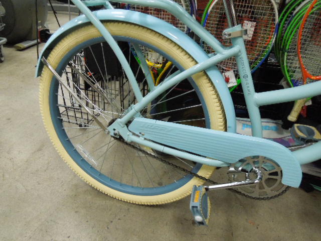 Load image into Gallery viewer, Used Huffy Nel Lusso 26" Beach Cruiser With Basket and Cup Holder
