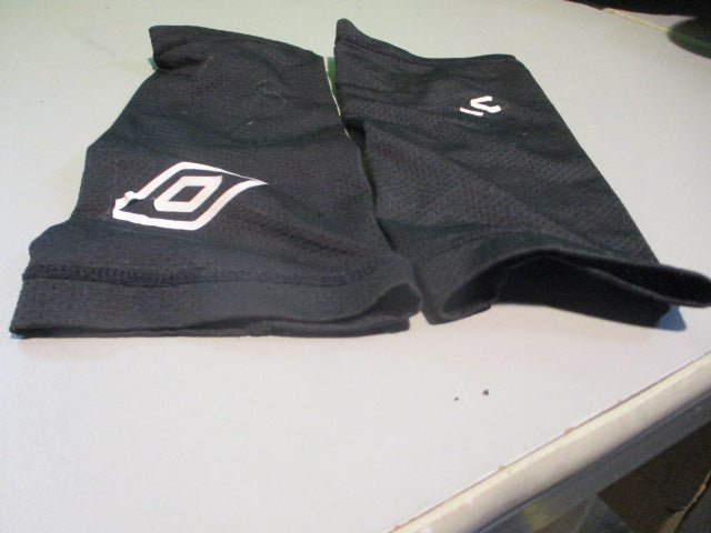 Load image into Gallery viewer, Used Umbro shin guard sleeves - Pair

