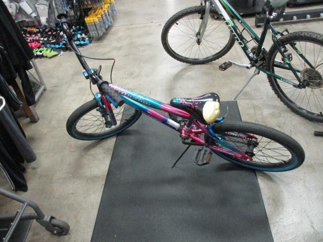 Load image into Gallery viewer, Used Genesis Illusion 20&quot; Kids Bike (Rip In Seat )
