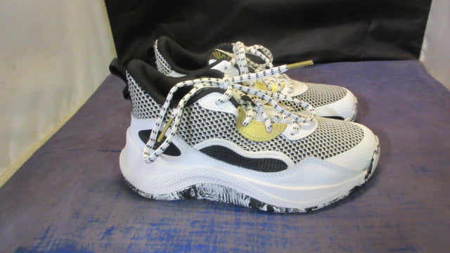 Load image into Gallery viewer, Under Armour Curry 3Z 24 Basketball Shoes Youth Size 2 - Like New
