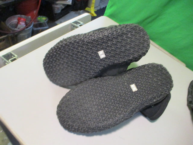 Load image into Gallery viewer, Used Neo Sports 5MM Size 9 Dive Boots
